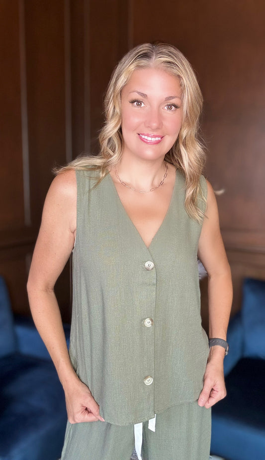 Cleo Linen 3-Button Vest in neutral linen-blend, size Small on model
Women’s tailored linen vest with side slits – Hidden Jewell Boutique
Lightweight linen-blend 3-button vest paired with matching pants